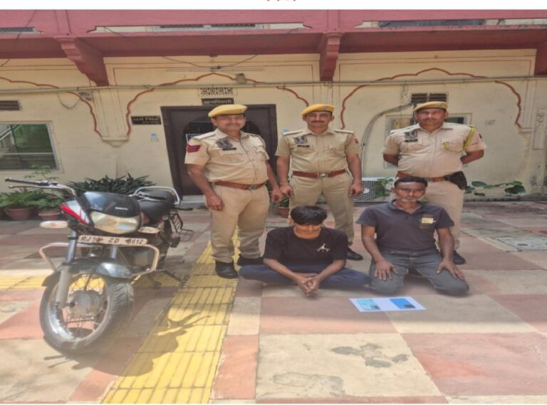 चोरी की मोटरसाइकिल से मोबाइल छीनने वाले दो शातिर गिरफ्तार