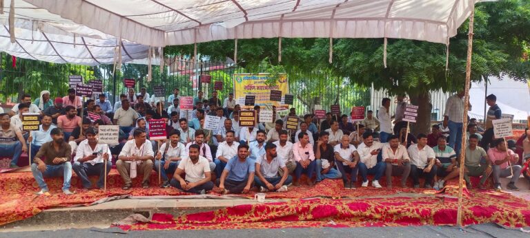 स्थाई नर्सेज भर्ती की मांग को लेकर किया धरना प्रदर्शन