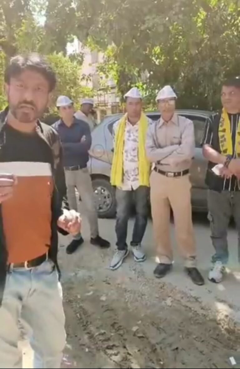 टूटी सड़क की मरम्मत के लिए स्थानीय निवासियों का प्रदर्शन 