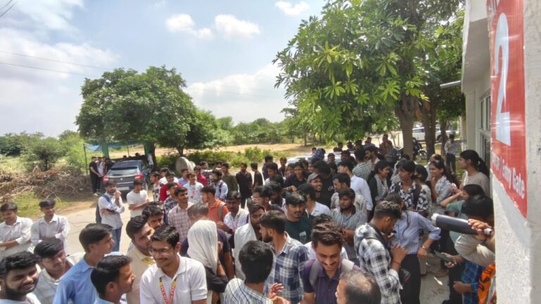 आर्य कॉलेज प्रबंधन की मनमानी के खिलाफ छात्रों ने किया हल्ला बोल प्रदर्शन