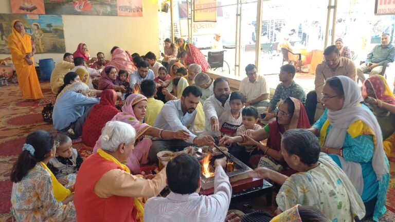 बच्चों ने दीप प्रज्वलित कर मनाया जन्मदिन, किया पंचतत्व का पूजन