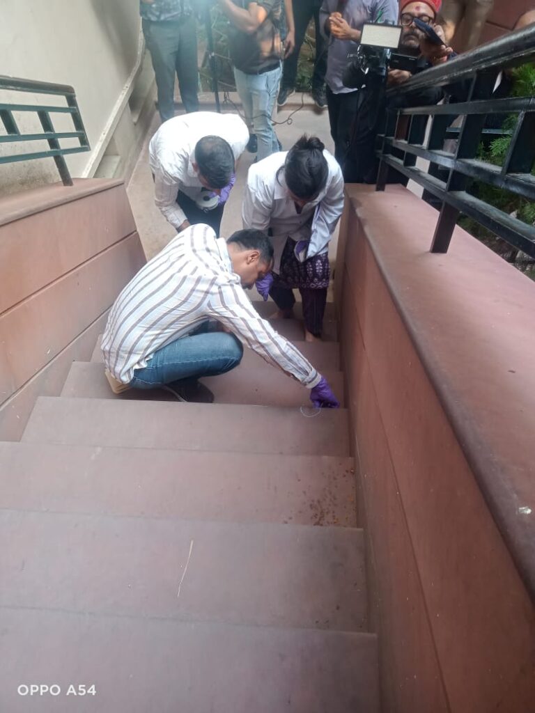 स्कुल छत से गिरकर छात्रा की मौत  स्कूल प्रशासन पर सबूत मिटाने के आरोप