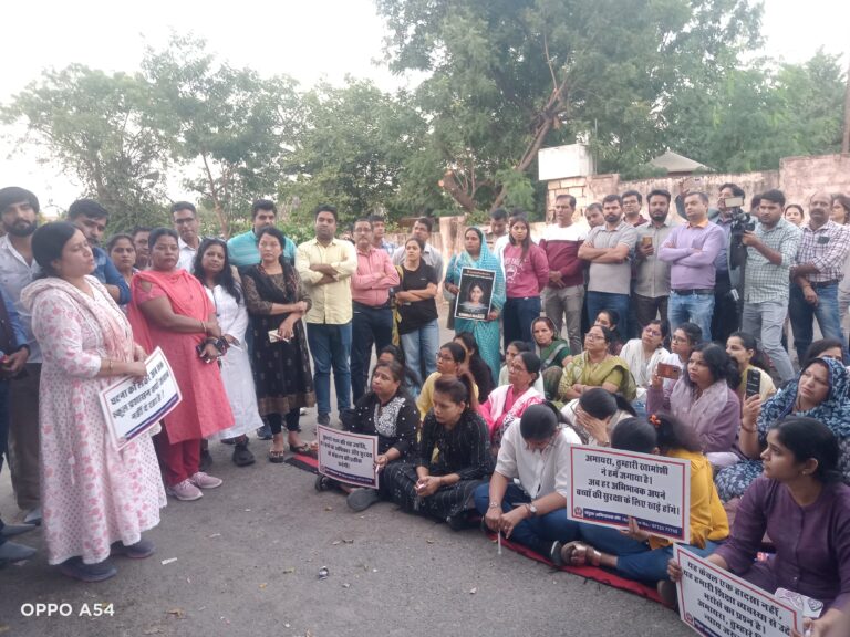 नम आखो से अमायरा को शांतिपूर्ण मौन रखकर दी भावभीनी श्रद्धांजलि