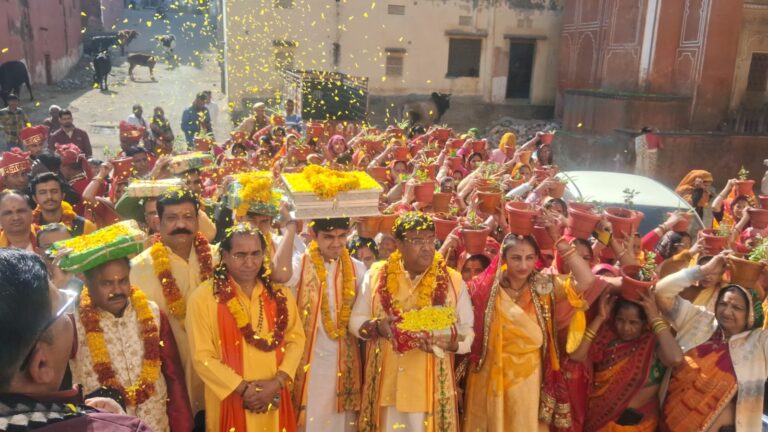 भागवत कथा की कलश यात्रा रघुनाथ मंदिर से शुरू हो कर गीता गायत्री मंदिर पहुंची