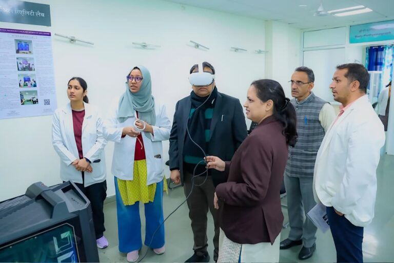 आयुर्वेद संस्थान में प्रिंसिपल सेक्रेटरी ने आधुनिक लैब व शोध कार्यों की सराहना