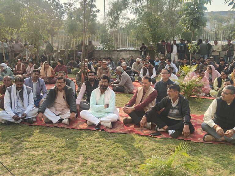 वनरक्षक हत्याकांड के विरोध में संयुक्त वन कर्मचारी संघ का प्रर्दशन