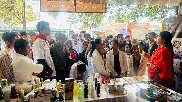 आरोग्यम हेल्थ कैंप में दिव्य ज्योति जाग्रति संस्थान ने लोगों को  उपलब्ध कराए गए आयुर्वेदिक उत्पाद