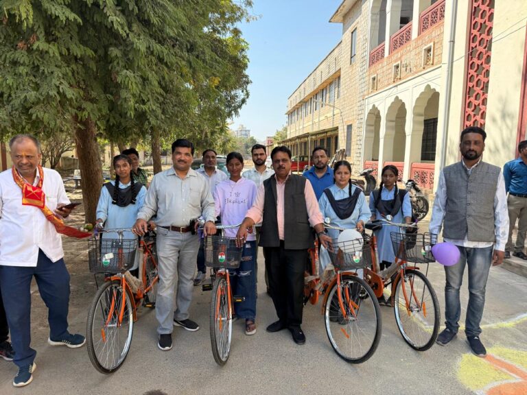 जरुरत मंद छात्राओं को 55 साइकिलों का वितरण किया