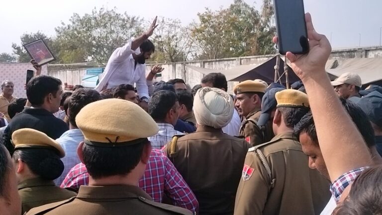 सवर्ण समाज का विधानसभा पर धरना प्रदर्शन, बैरिकेट लगाकर रोका प्रदर्शनकारियों को