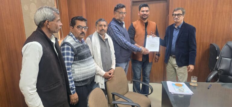 जलदाय विभाग में कर्मचारियों को निजी कंपनियों के अधीन करने विरोध