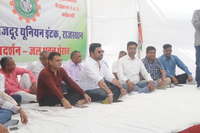 जलदाय कर्मचारियों के विरोध के आगे झुका प्रशासन निजीकरण नहीं करने का लिखित आश्वासन