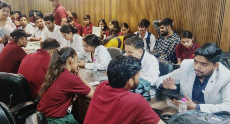 आयुर्वेद जागरूकता शिविर में  600 से अधिक छात्रों ने लिया लाभ