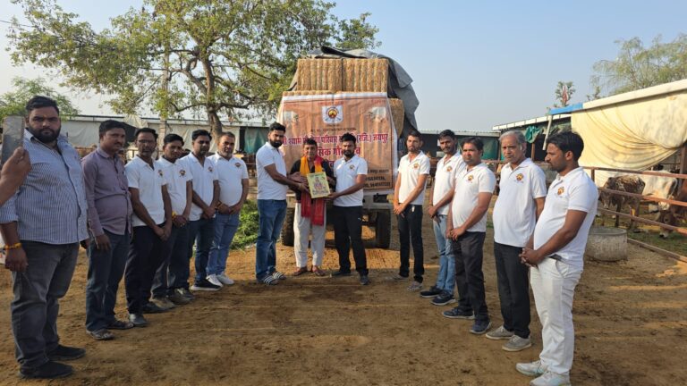 गौ सेवा परिवार समिति ने गौ शाला में किया हरे चारे का दान