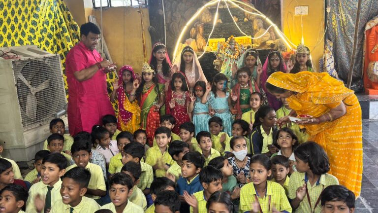 गीता गायत्री मंदिर मे फूल बंगला झांकी के कन्या पूजन  1100 सौ कन्या पूजन