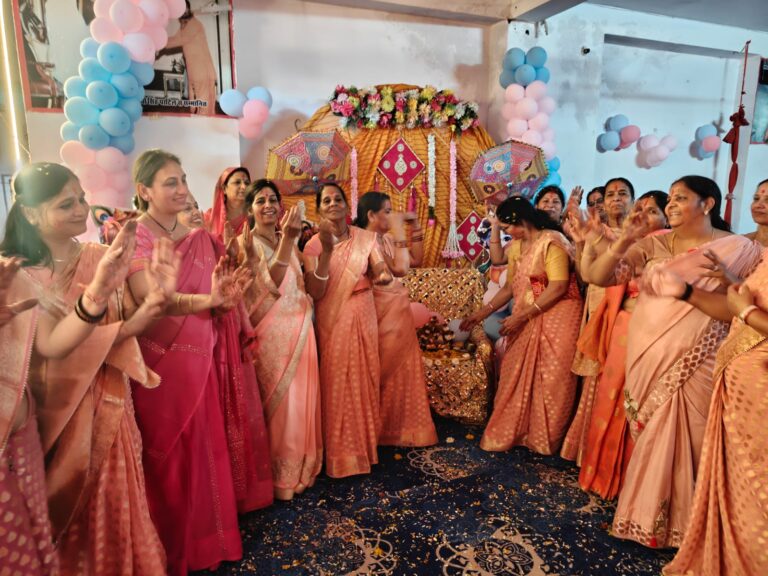 गीता गायत्री मंदिर मे फूलों की होली के साथ मनाया झूला उत्सव