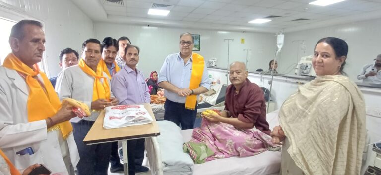 कैंसर पीड़ितों की सेवा कर मनाया नर्सेज दिवस 