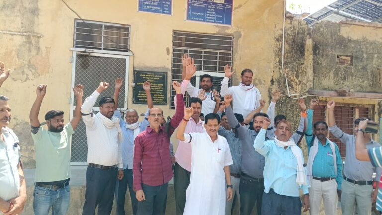 कर्मचारियों ने काली पट्टी बांधकर जताया विरोध सरकार को दिया 7 दिन का अल्टीमेटम