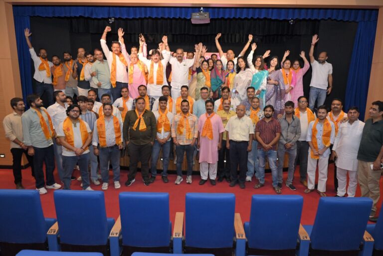 दो नावों में सवार व्यक्ति अपने पद के साथ न्याय नहीं कर पाता – विप्र महासभा