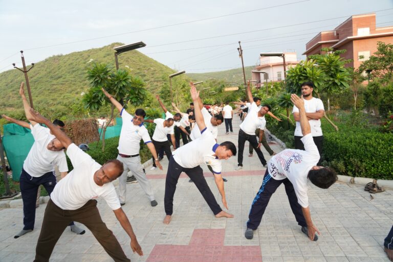 आयुर्वेद संस्थान के चिकित्सक छात्रों ने किया सामूहिक योगाभ्यास 