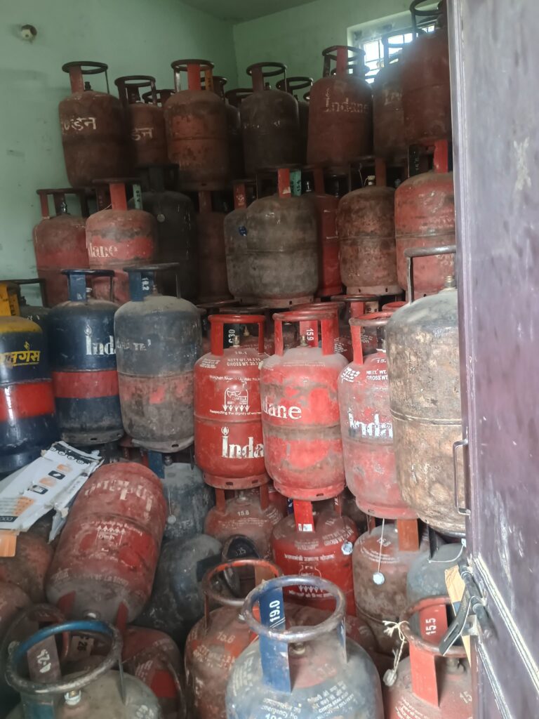 अवैध गैस भंडारण के खिलाफ कार्रवाई में 302 घरेलू, व्यावसायिक गैस सिलेंडर जब्त
