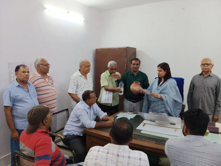 कम प्रेशर से पेयजल आपूर्ति होने से परेशान लोग 
