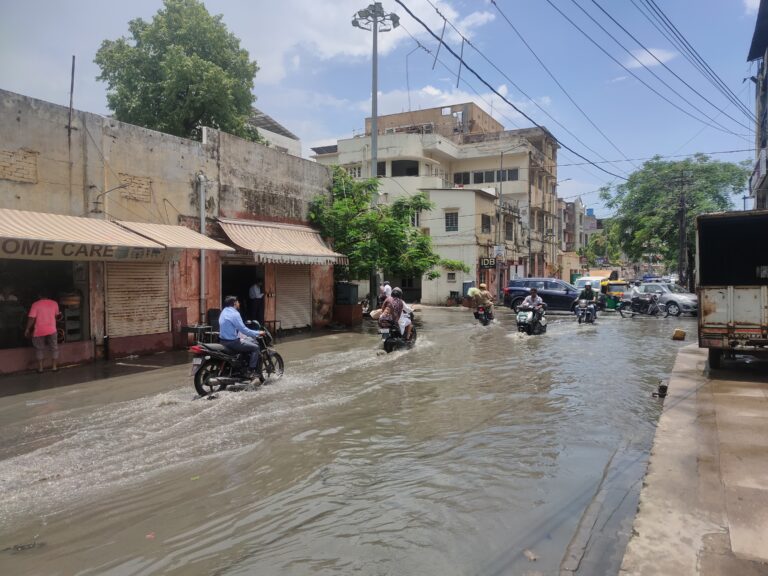 नगर निगम की अनदेखी आमजन पर भारी सीवरेज पानी बह रहा सड़क पर