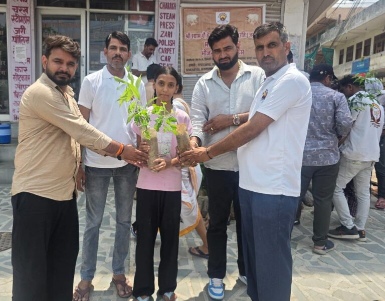 एक पेड़ माँ के नाम अभियान के तहत बांटे निशुल्क पौधे