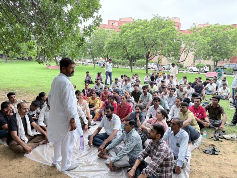 व्यावसायिक प्रशिक्षकों की अनिश्चितकालीन भूख हड़ताल जारी