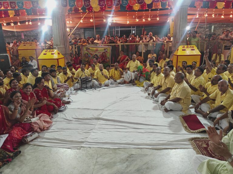 जन्माष्टमी महोत्सव उत्सव में श्री गौरांग महाप्रभु संकीर्तन मण्डल के भजनों पर झूमे भक्त 