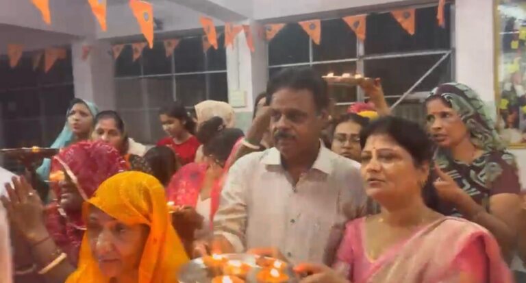 मोदी  के जन्मदिन पर 1100 दीपों से जगमगाया राधा-कृष्ण मंदिर