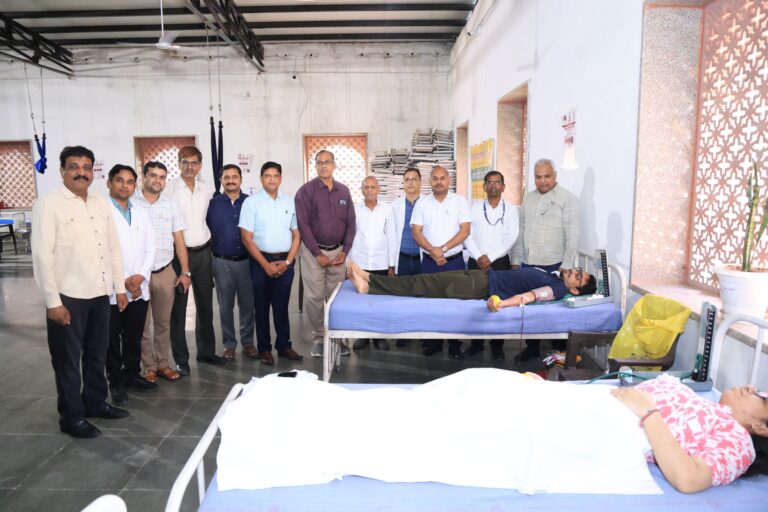 आयुर्वेद संस्थान में विरेचन-रक्तमोक्षण शिविर के तहत हुआ रक्तदान