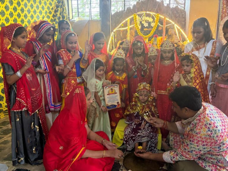 गीता गायत्री मंदिर में हुआ कन्या और बटुकों का पूजन